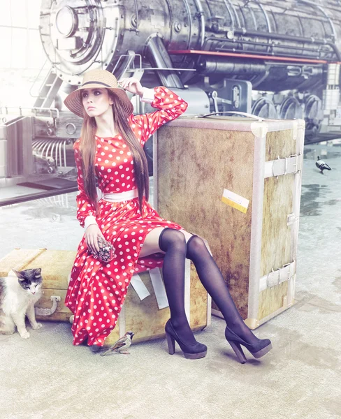 A garota na estação ferroviária retro — Fotografia de Stock