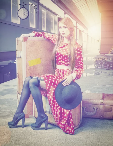 The girl  at the retro railway station — Stock Photo, Image