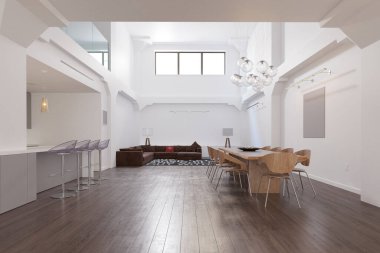 Geniş, modern, açık planlı, tavan arası, yemek odası ve oturma odası olan bir daire..