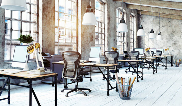 Пустой современный офис с промышленным дизайном лофта, с рядами столов с компьютерами и эргономичными стульями. Яркий солнечный свет струится через большие окна на.