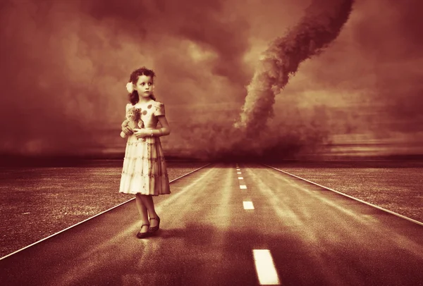 Дівчина і торнадо — стокове фото