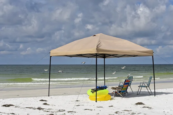 Tragbare Strandunterkünfte und Liegestühle — Stockfoto