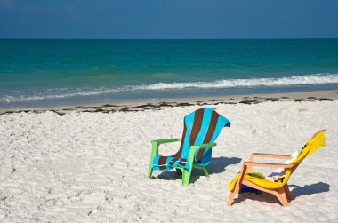 Plaj sandalyeleri ve plaj havluları 