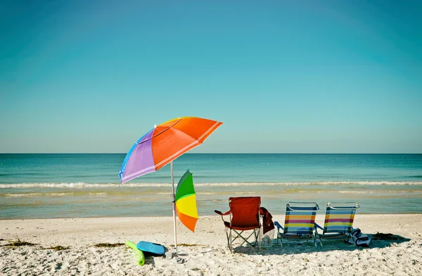 Cadeiras de praia com guarda-chuvas — Fotografia de Stock