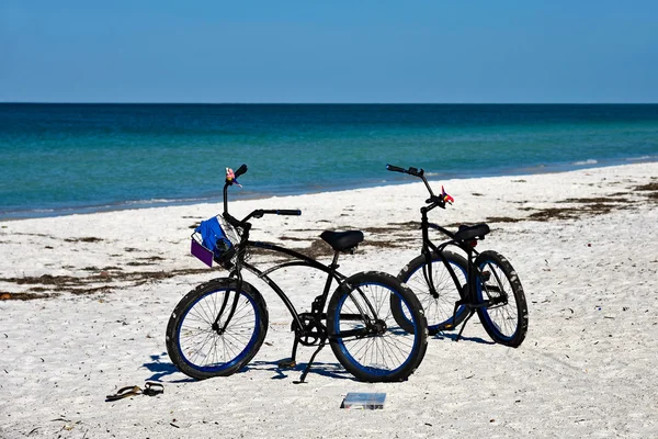 Два велосипеда на пляже — стоковое фото