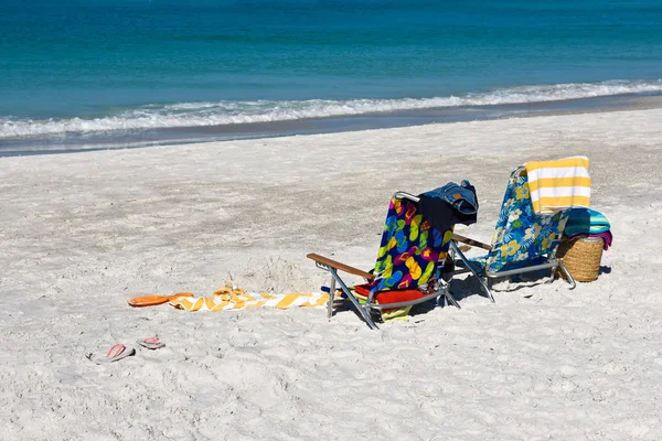 Chaises et serviettes de plage — Photo