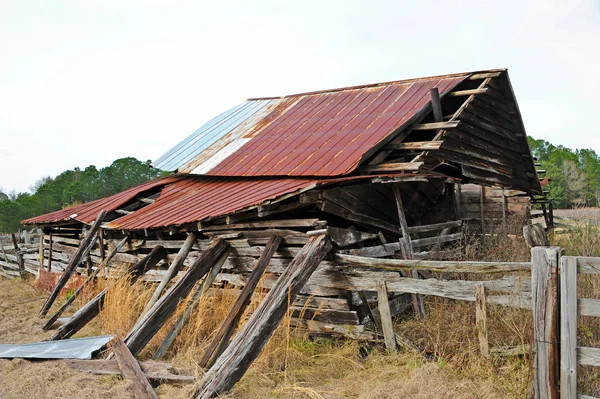 Velho celeiro abandonado — Fotografia de Stock