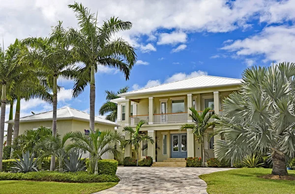 Großes Neues Strandhaus Florida Mit Palmen Und Gartengestaltung — Stockfoto