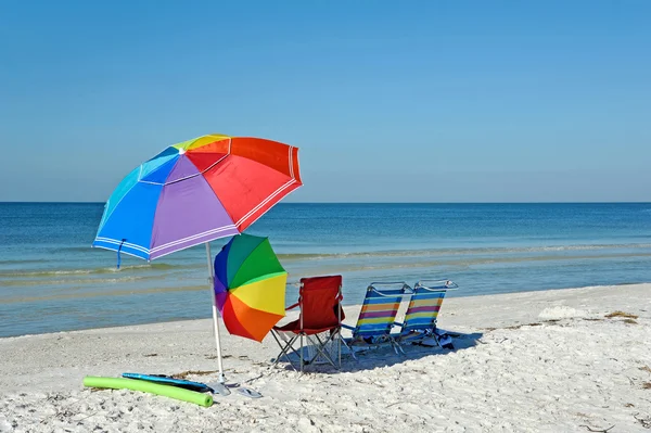 Sillas de playa con sombrilla — Foto de Stock