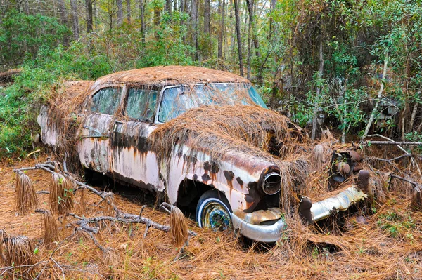 Terk edilmiş hurda araba — Stok fotoğraf