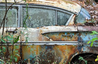 Terk edilmiş hurda araba