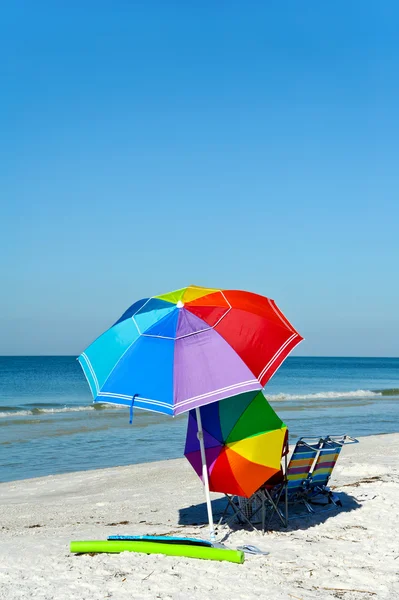 Sillas de playa con paraguas de color brillante — Foto de Stock