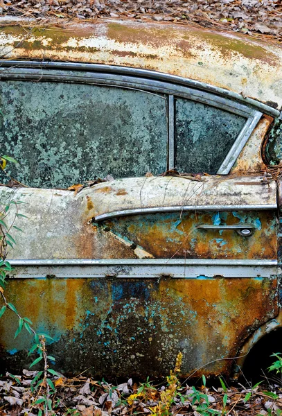 Voiture abandonnée ferraille — Photo