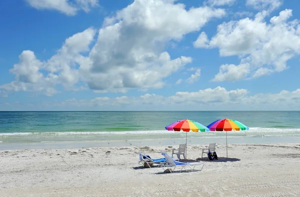 Sedie da spiaggia con ombrelloni dai colori vivaci — Foto Stock