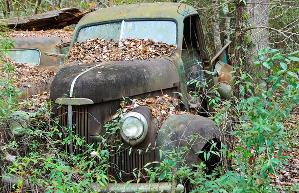 Caminhão de sucata abandonado — Fotografia de Stock