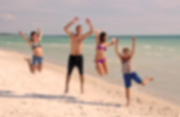 青少年在沙滩上跳跃 — 图库照片