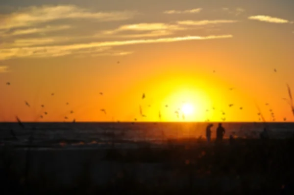 Verschwommener Hintergrund ein Sonnenuntergang am Strand — Stockfoto