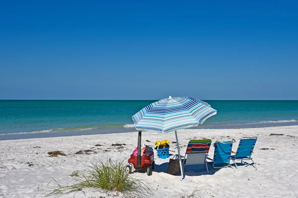 Пляжные стулья с зонтиком — стоковое фото