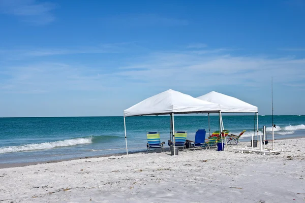 Strandunterstand und Liegestühle — Stockfoto