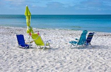 şemsiye ile plaj sandalyeleri