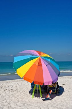 şemsiye ile plaj sandalyeleri