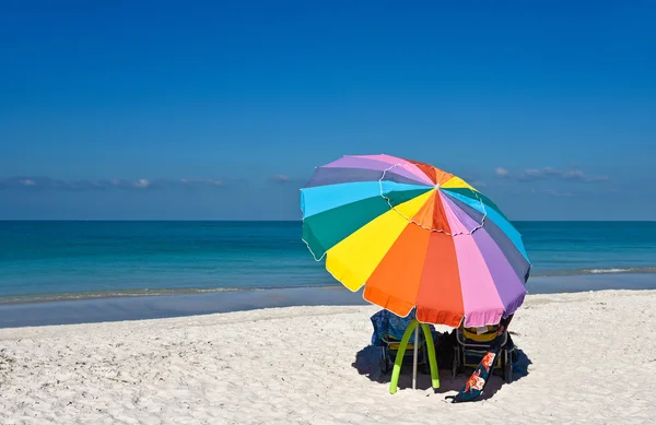 Sedie da spiaggia con ombrellone — Foto Stock