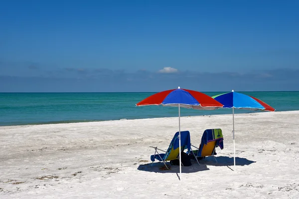 Strandstoelen met paraplu 's — Stockfoto