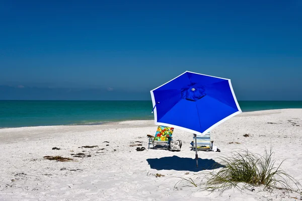 Ombrello da spiaggia blu — Foto Stock