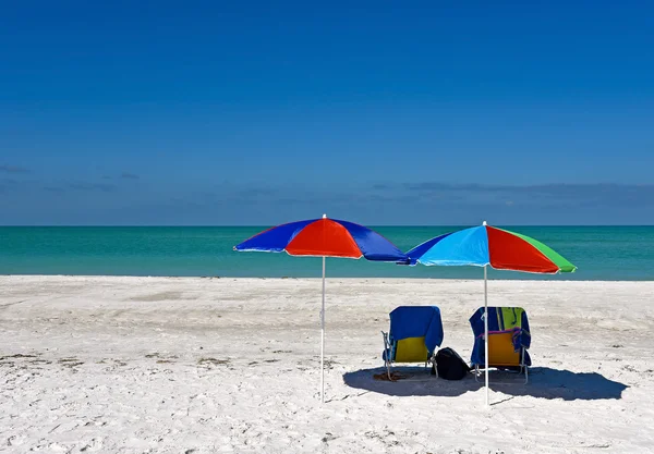 Sillas de playa con sombrilla —  Fotos de Stock