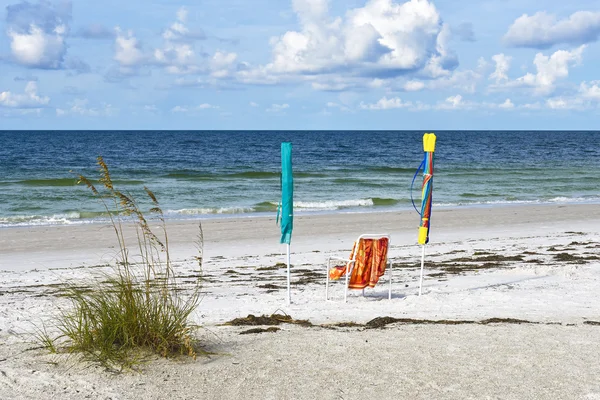 Krzesło plaży z parasolami — Zdjęcie stockowe