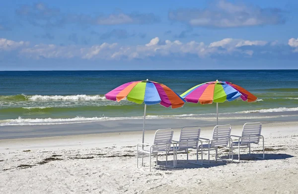 Parasols en stoelen op het strand — Stockfoto