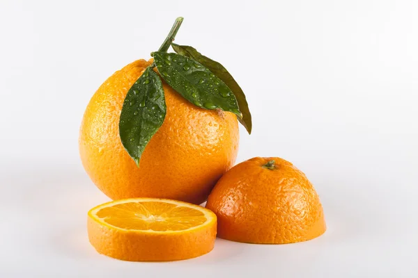 Frutas de naranja con hojas — Foto de Stock