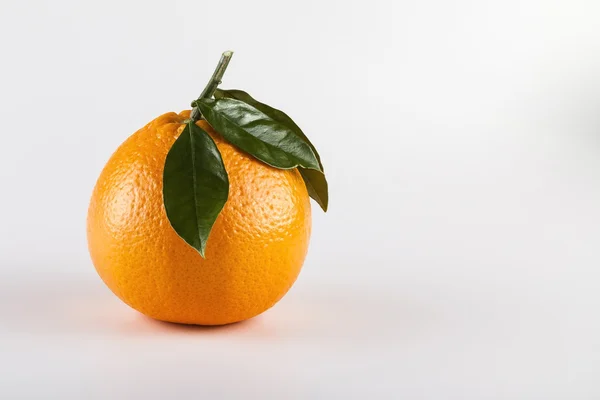 Frutas de naranja con hojas — Foto de Stock