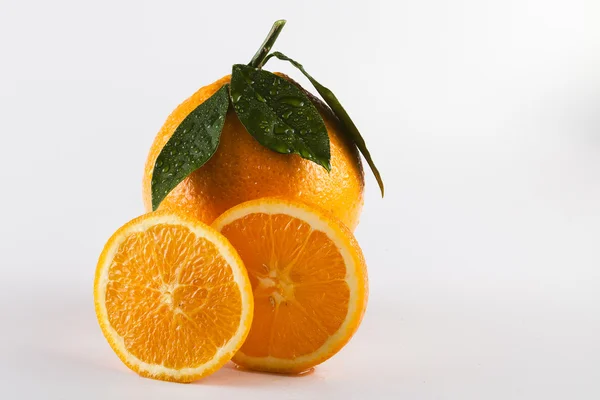 Fruta naranja con hojas — Foto de Stock