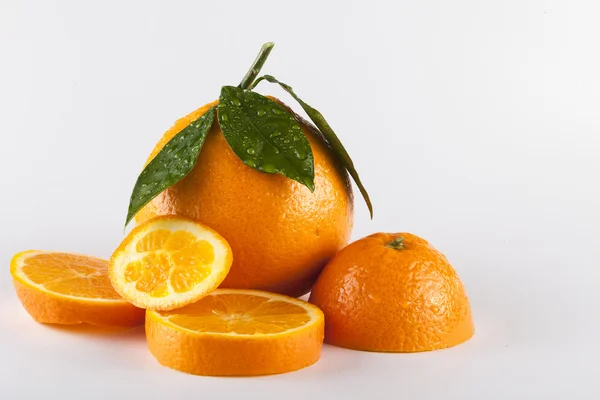 Fruta naranja con hojas — Foto de Stock