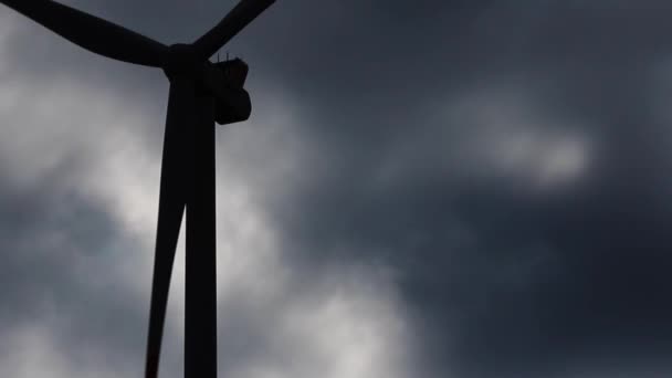 Una Moderna Nube Turbina Eólica Sombra — Vídeos de Stock