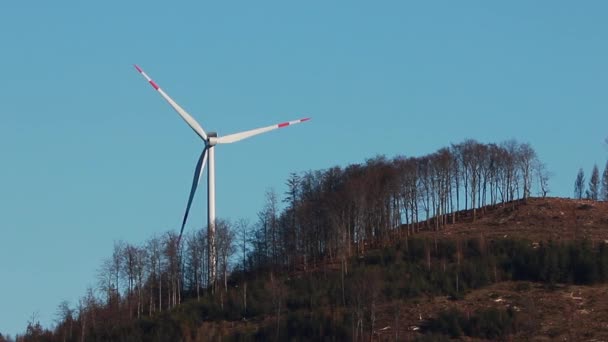 Ett Modernt Vindkraftverk Kulle Från Fjärran — Stockvideo