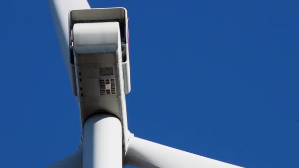 Een Moderne Windturbine Van Onderen Gefilmd — Stockvideo