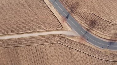 Yukarıdan bir kır yolunda motosikletler