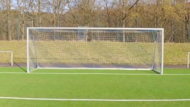 Düşük açıyla geriye doğru atılan bir futbol golü.