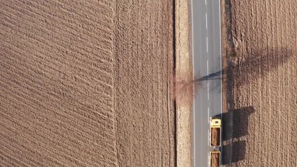 Camiones Que Conducen Por Una Carretera Rural Desde Arriba — Vídeo de stock