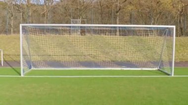 Bir futbol golü düşük açıyla geriye doğru hızla çekilir. 