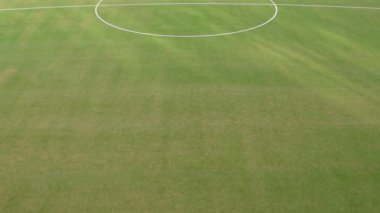 Boş bir futbol sahasında çizgiler 