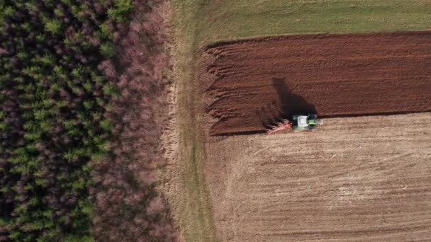 一部现代拖拉机在春天犁田 是在空中拍摄的 — 图库视频影像