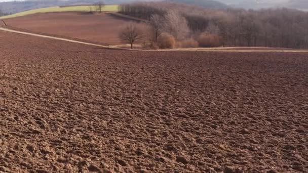 Ein Frisch Gepflügtes Feld Das Einem Niedrigen Winkel Rückwärts Gefilmt — Stockvideo