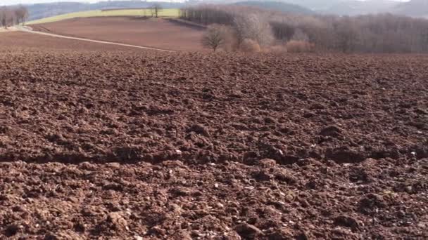 Ein Frisch Gepflügtes Feld Das Seitlich Gefilmt Wurde — Stockvideo