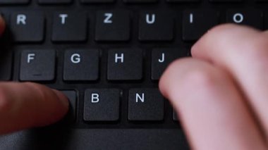 Biri modern bir klavyeye yazı yazıyor. Yakın çekim.