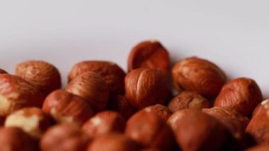 Taze kabuklu fındık damlası yukarıdan düşer.