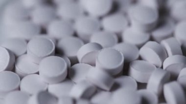 Küçük beyaz tabletler yaklaşın. 