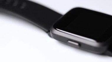 Modern, düz ve hareketli bir film.